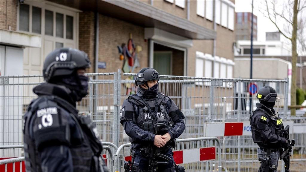 Zwaarbewapende politie-eenheden bij de rechtbank in Amsterdam.