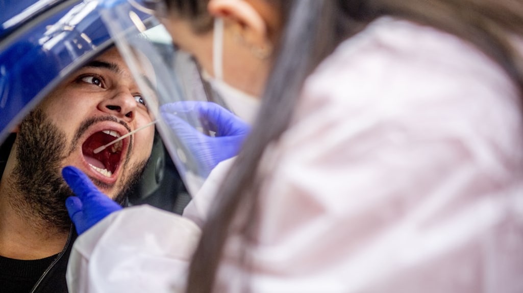 Flinke toename coronabesmettingen, vooral onder jongeren