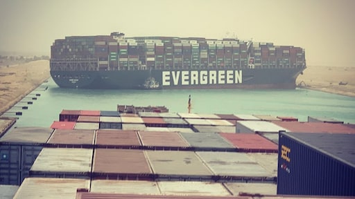 Blokkade Suez-kanaal is logistieke nachtmerrie: 'Chaos dreigt in havens'