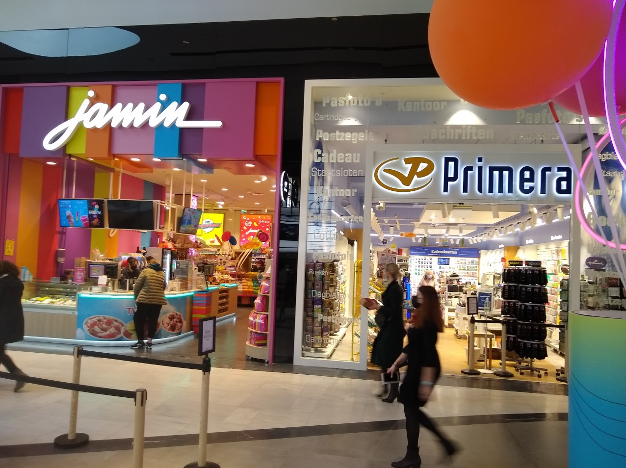 Jamin en Primera in de straat met dagelijkse benodigdheden, tussen de 'ankers' Albert Heijn XL en Jumbo Food Markt.
