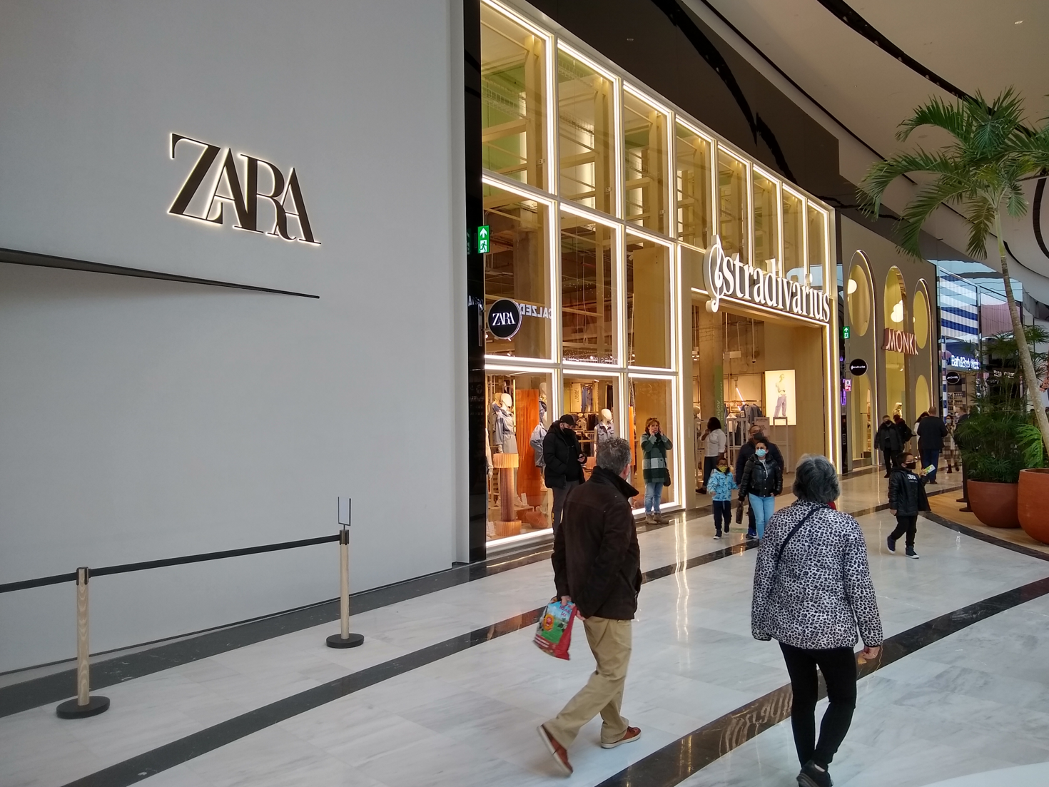 Winkels van Stradivarius en 'anker' Zara in het deel met internationale merken.