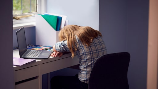 Sabine (23) weet hoe het is – zij werd als kind gedwongen haar borsten te laten zien