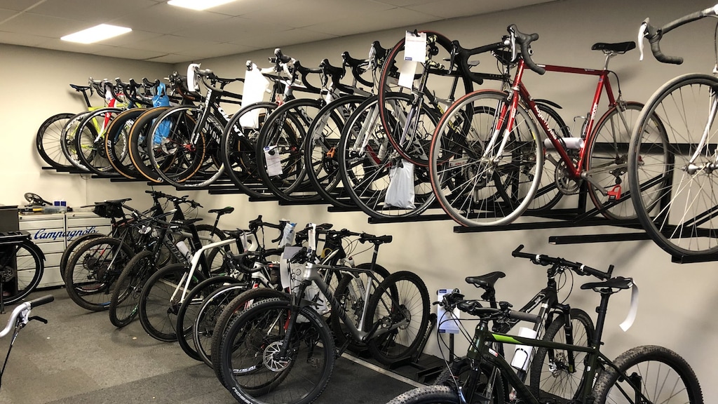 De opbrengst van een gemiddelde dag fietsen repareren staat klaar om opgehaald te worden bij Bike Centre Dik.