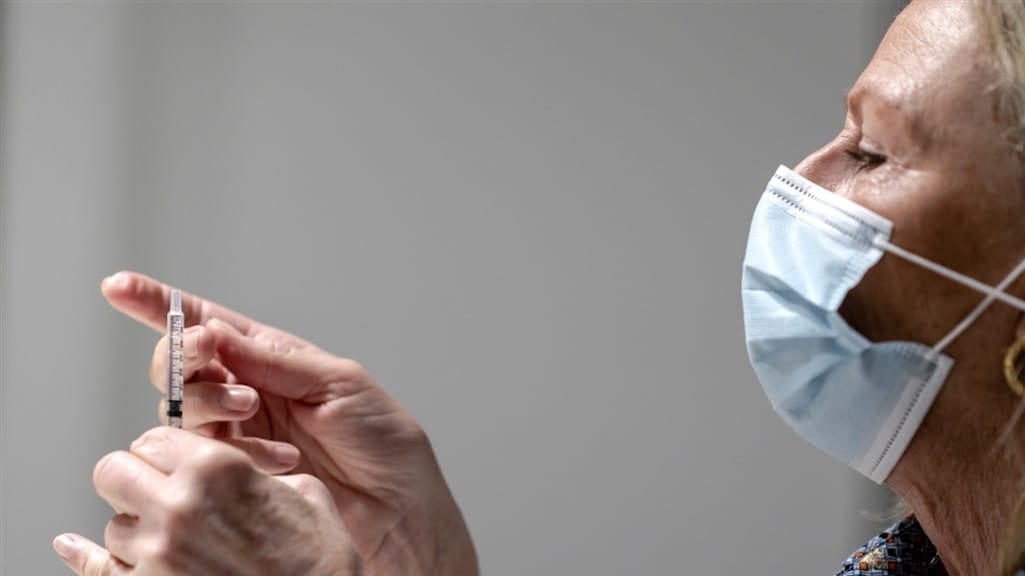 'Mensen met langdurige coronaklachten voelen zich beter na vaccinatie'