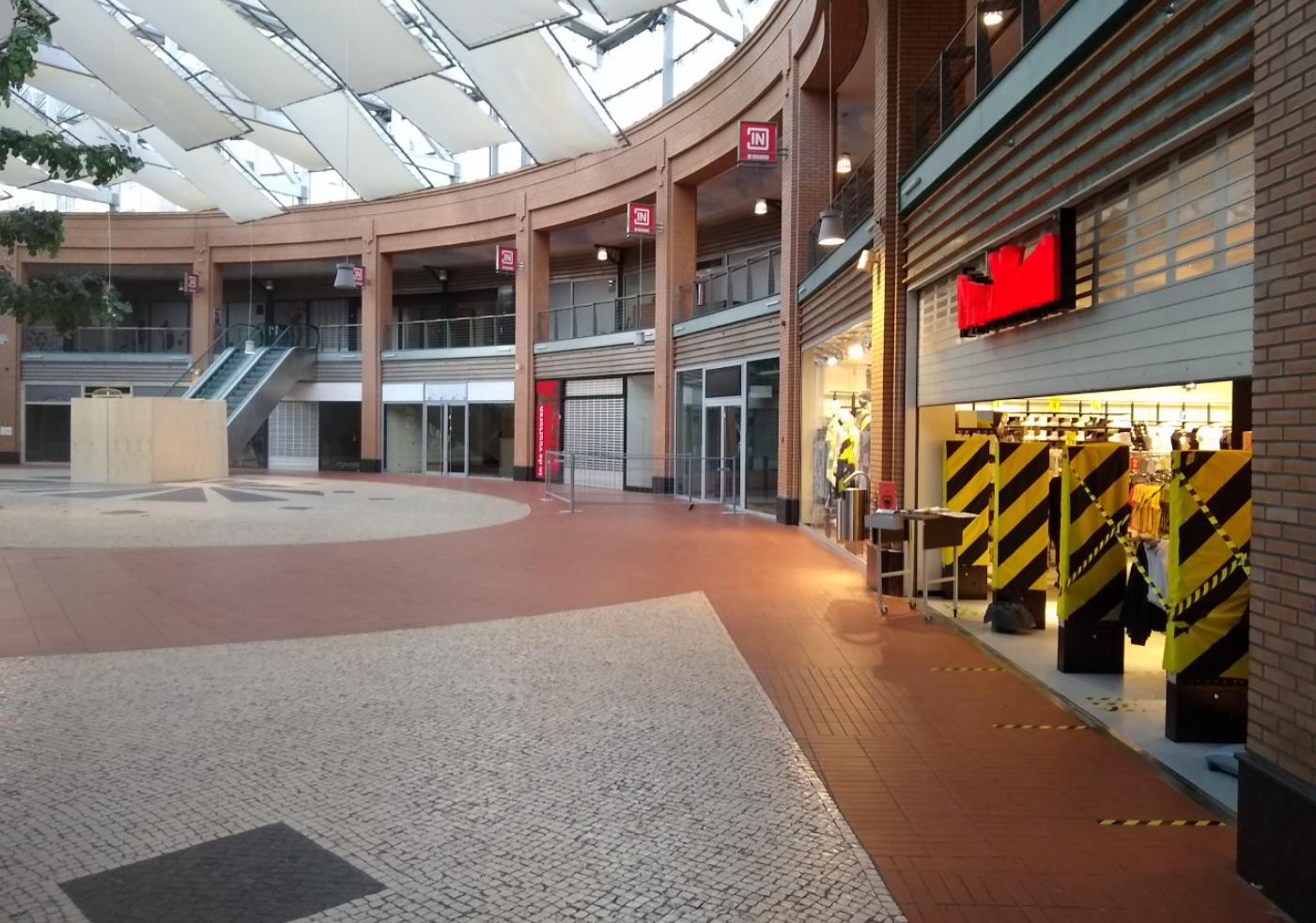 Een uitgestorven passage in winkelcentrum In de Bogaard. Hier zit nog maar één winkel.