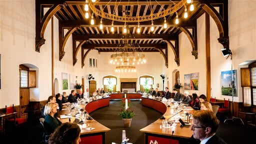 Het kabinet gaat (eindelijk) digitaal vergaderen, is dat niet wat laat?