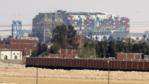 Blokkeerschip Suezkanaal klein stukje opgeschoven