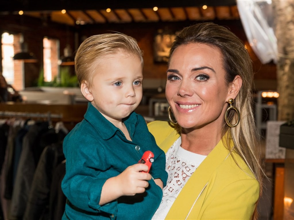 Monique verrast André met cadeau van zoontje Dré junior