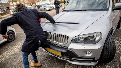 Man die inrijdt op journalist bij kerk Urk krijgt 80 uur werkstraf