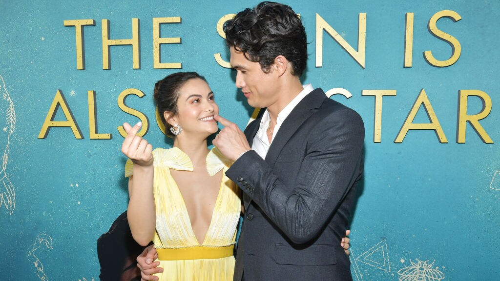 Camila Mendes en Charles Melton