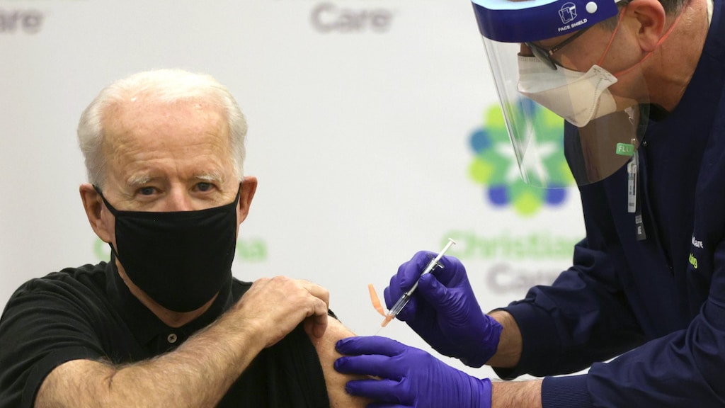 Joe Biden krijgt z'n coronaprik.