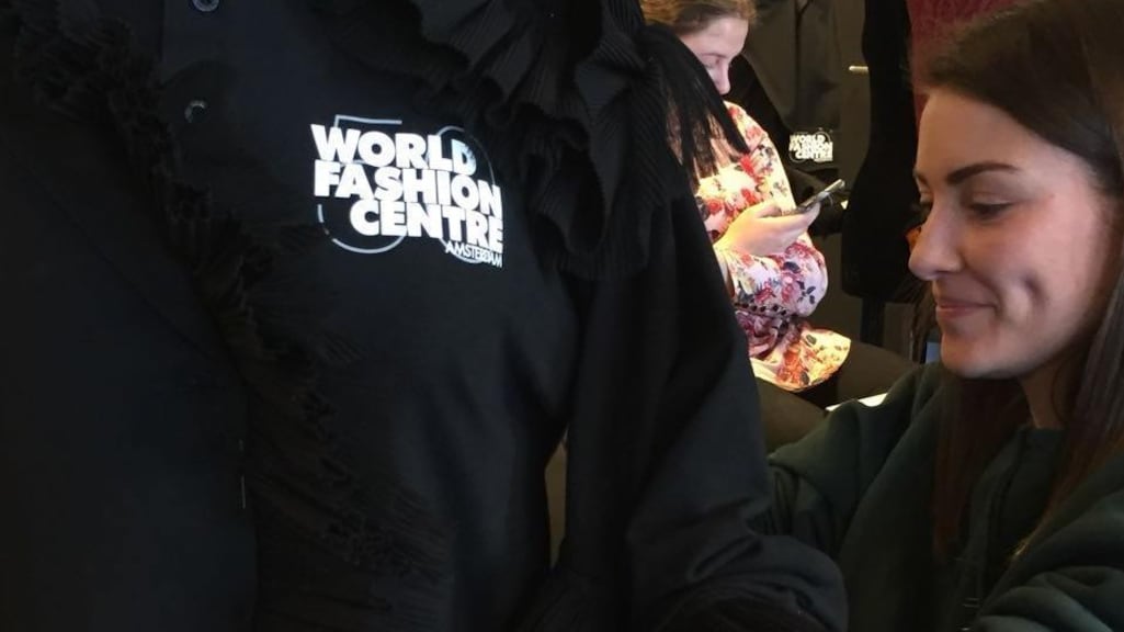 Laura aan het werk voor haar studie