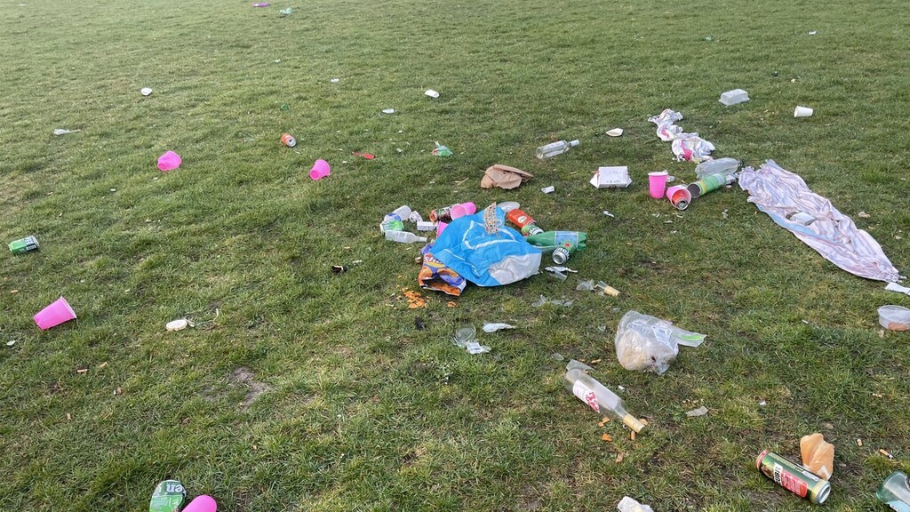 Woede om rotzooi in parken na zomerse dagen: 'Dit kan gewoon niet'