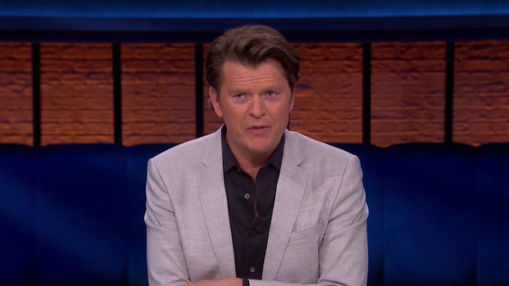 Bas Smit giert om zonnebank-look van Beau van Erven Dorens