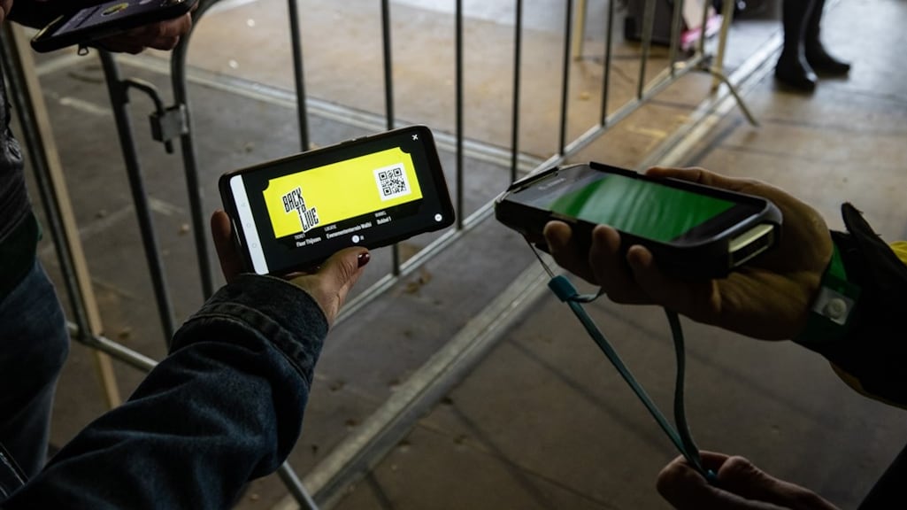 Bij de deur wordt de QR-code gescand.