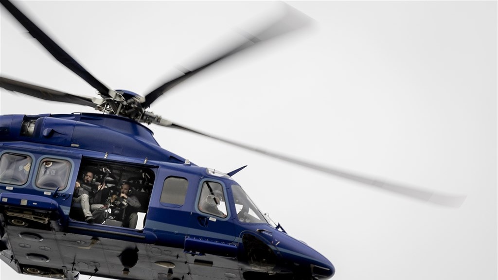 Een politiehelikopter met zwaarbewapende agenten boven de Bunker