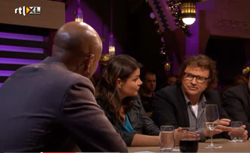 Medicijnontwikkelaar Adriaan Tuiten (rechts) licht zijn lustpil toe in RTL Late Night