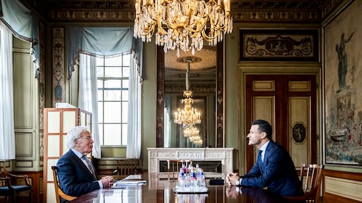 Kleine partijen bij informateur: 'Je kunt merken dat deze man ervaring heeft'