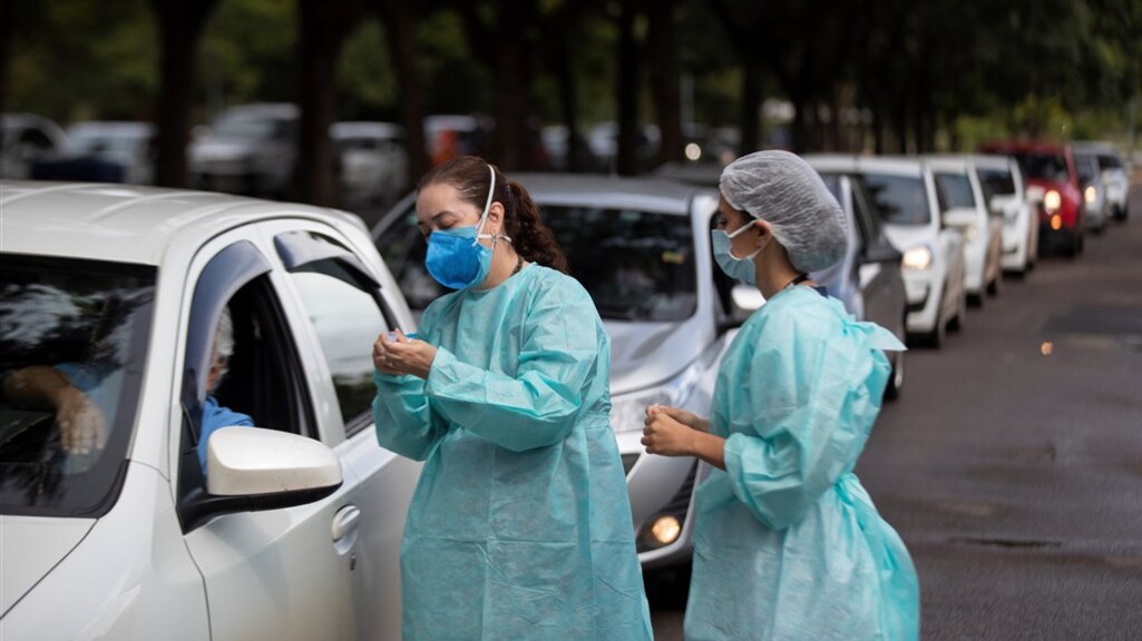 Een vaccinatie-drive-in in Brasilia, Brazilië.