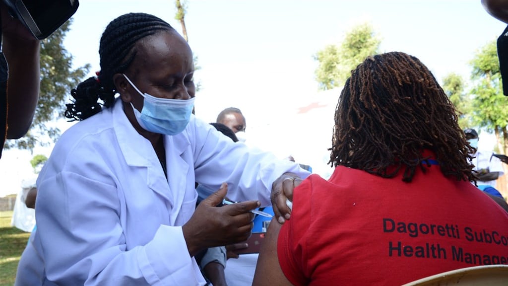 Zorgmedewerkers krijgen AstraZeneca in Nairobi, Kenia.