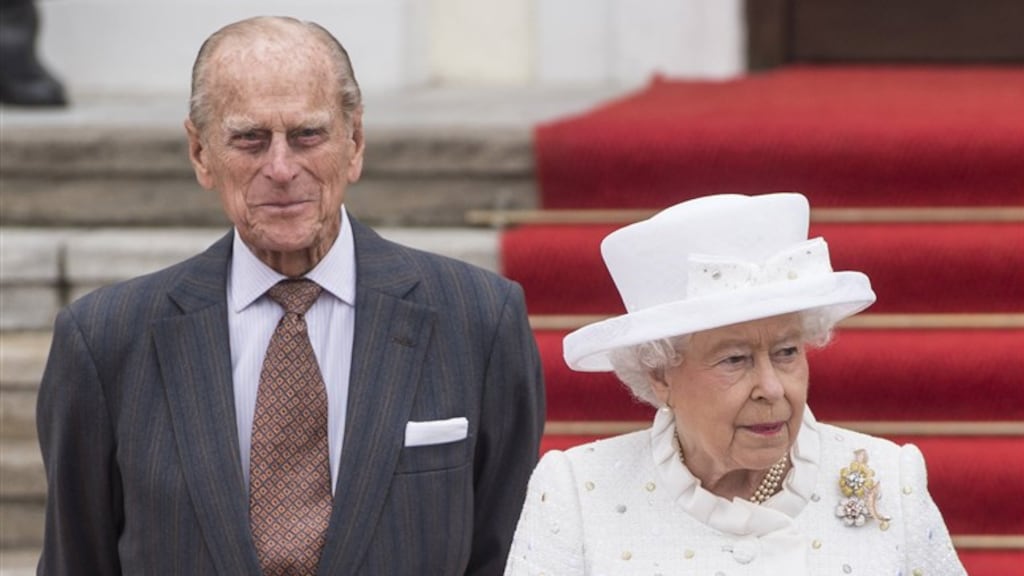 Koningin Elizabeth voelt 'enorme leegte' na dood echtgenoot Philip