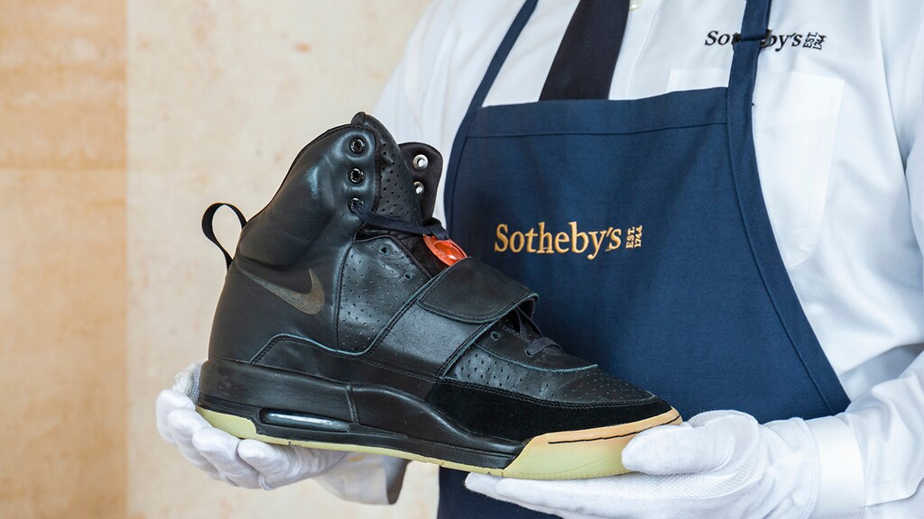 Deze sneakers van Kanye West moeten ruim 1 miljoen dollar opbrengen