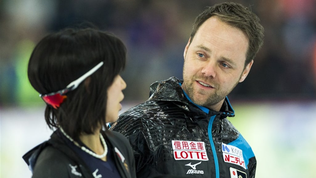 Johan de Wit met schaatsster Miho Takagi tijdens het WK allround schaatsen in 2017.