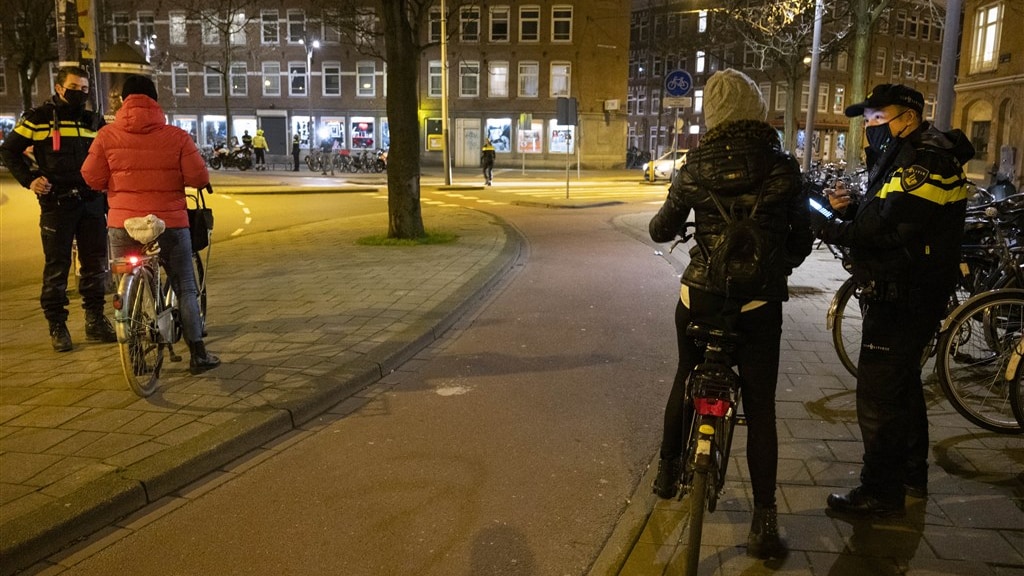 Politiecontrole tijdens de avondklok, afgelopen januari in Amsterdam.