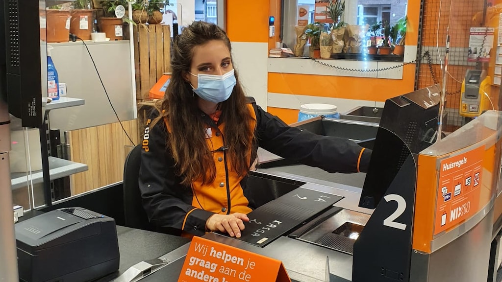 Met tijdelijk contract in rolstoel achter de kassa: 'Supermarkt maakt zelfs een lift'