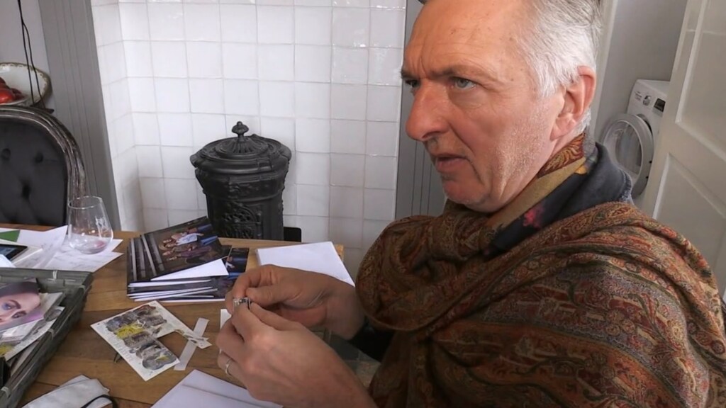 Kijkers gieren om Martien Meiland die postzegels likt