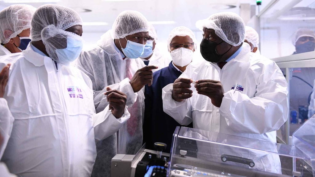 De Zuid-Afrikaanse president Cyril Ramaphosa bezoekt de lokale productielocatie van het Janssen-vaccin.