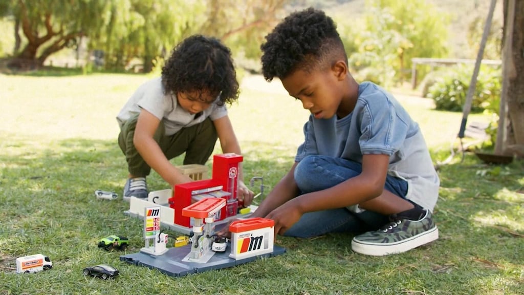 Kind leert over duurzaamheid met schaalmodel elektrische auto