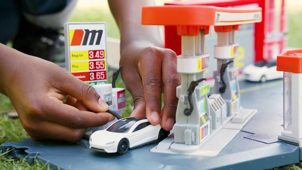 Kinderen kunnen hun autootje 'opladen' met een speelgoed station.