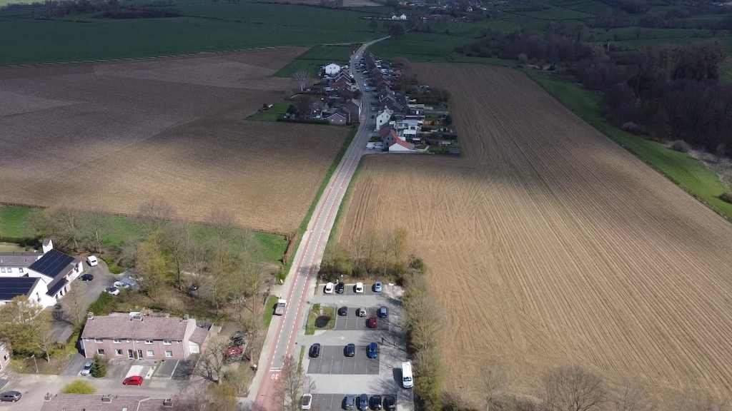 De wijk moet verrijzen op de akkers links en rechts van de hoofdweg.