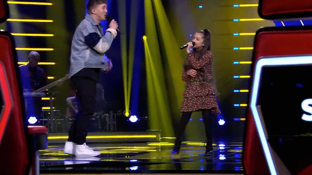 Snelle verrast zijn grote fan in The Voice Kids met spontaan duet