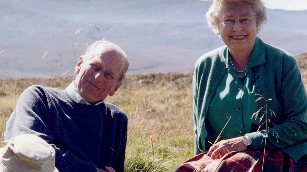 Het Britse koningshuis deelde vanochtend deze foto uit 2003 van prins Philip en zijn echtgenote op Twitter.