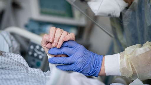 Versoepelingen komen er, maar coronabesmettingen lopen op en druk op zorg blijft