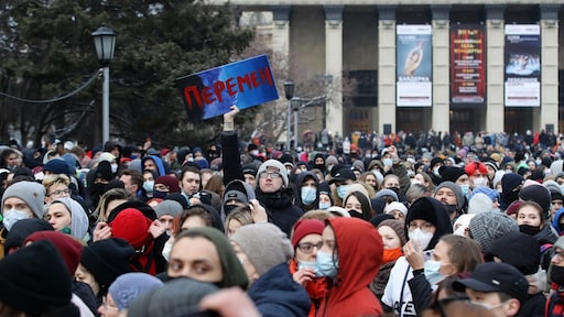 Russen straat op voor Navalny, maar politie slaat terug: 'Kans op arrestatie is vrij hoog'