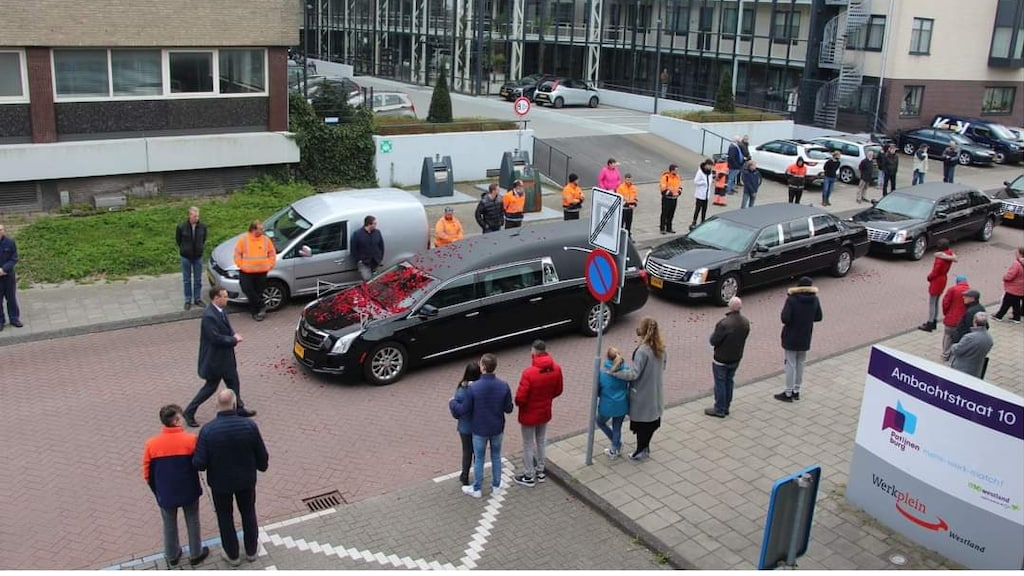 De rouwstoet langs het werk van Nicole