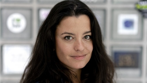 Eva Koreman kondigt zwangerschap aan met extravagante foto