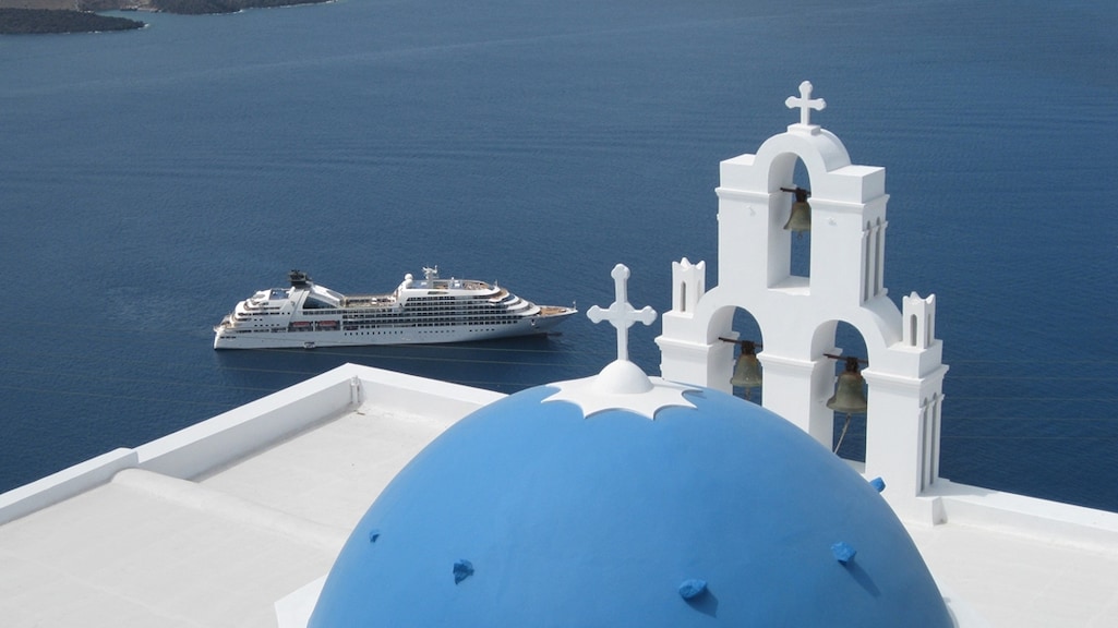 Een schip van Seabourn Cruises in Griekse wateren.