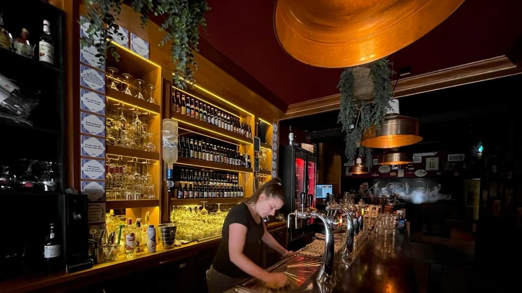 Sanne maakt de bar alvast klaar voor woensdag