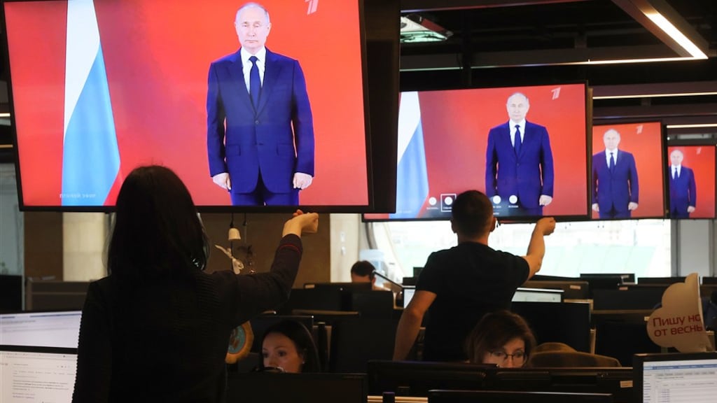 Russische president Poetin speelt agressief pokerspel: 'Niemand weet welke kant dit opgaat'