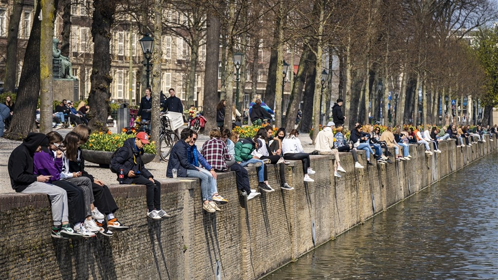 Zonnig tot en met Koningsdag, horeca heeft woensdag minder geluk