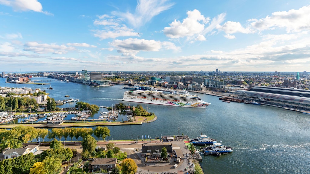 Cruiseschip in Amsterdam.