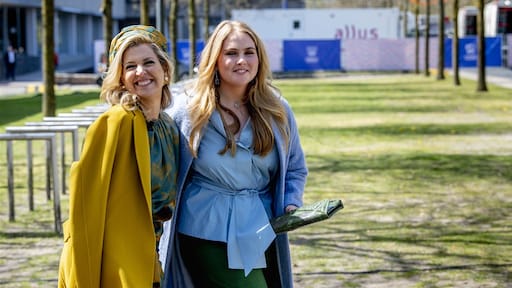 Prinses Amalia koos cover van haar boek zelf uit