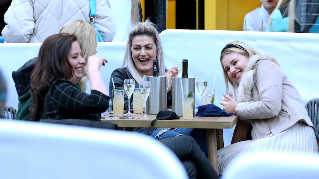 Na de terrassen mogen pubs binnenkort ook binnen gasten ontvangen.