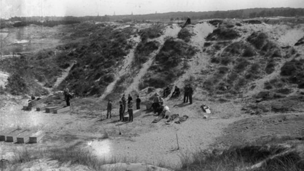 Honderden lichamen werden na de oorlog gevonden in het gebied rond de Waalsdorpervlakte.