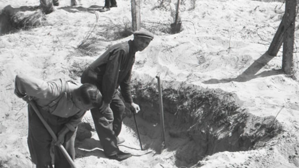 Piet Kuijt (met pet) tijdens de opgravingen van de lichamen in juli 1945.
