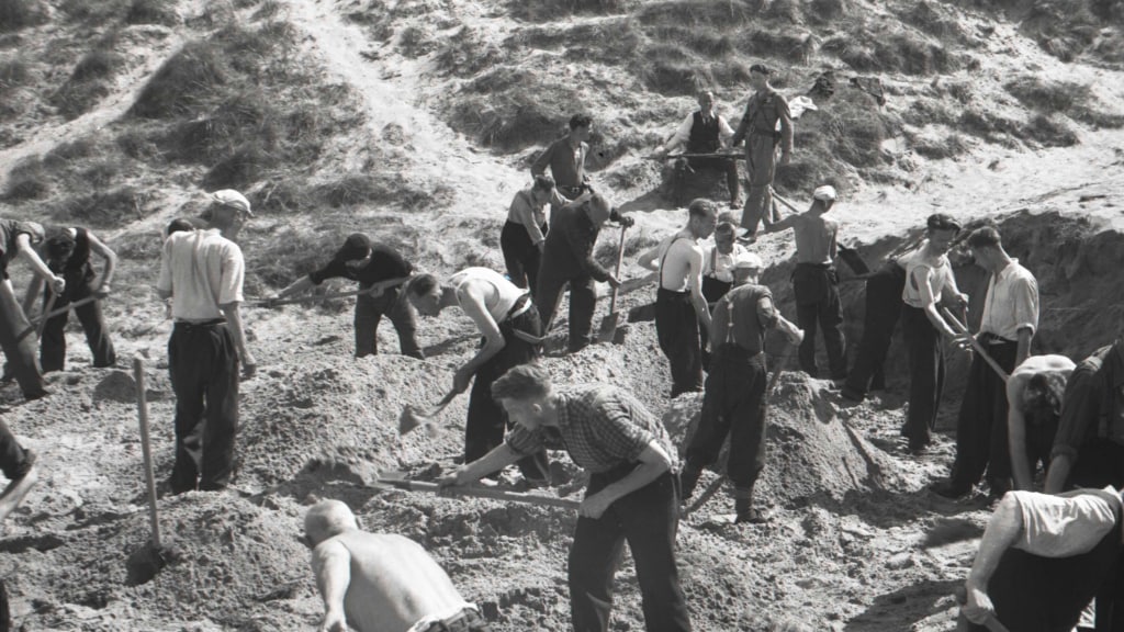 Gevangengenomen NSB'ers (leden van de Nationaal-Socialistische Beweging, die samenwerkte met de Duitsers) groeven de lichamen op, die op aanwijzing van Piet Kuijt waren gevonden.
